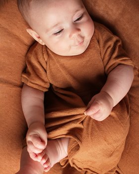 Kleid aus reiner Baumwolle und reinem Leinen